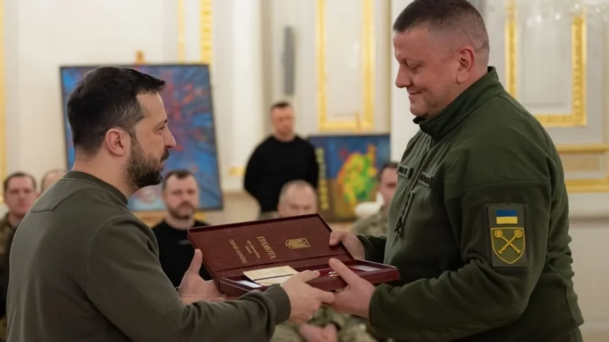 Зеленський нагороджує Залужного званням Героя України, лютий 2024 року