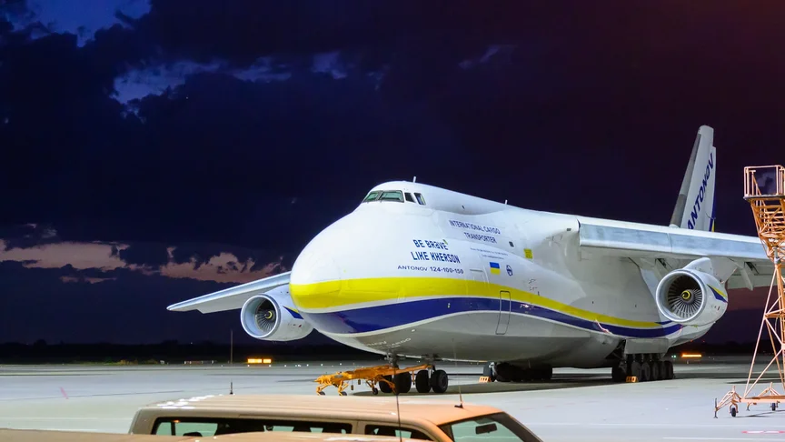 Український Ан-124 в аеропорту Лейпцига Український Ан-124 в аеропорту Лейпцига