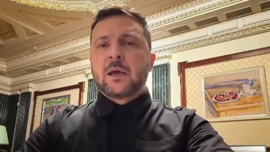 Сфабриковане відео, на якому позаду президента України Володимира Зеленського висить вкрадена картина «Натюрморт з вишнями» франзуцького художника Пола Сезанна