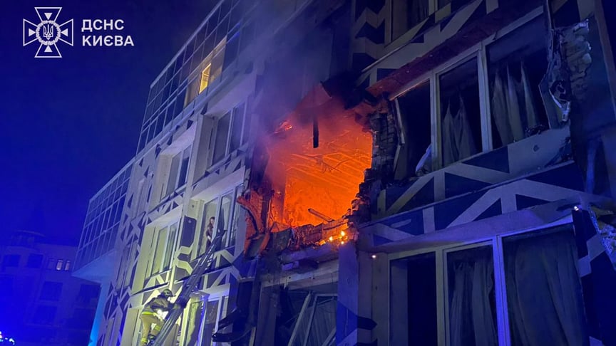 Спасатели работают на месте атаки в Оболонском районе столицы