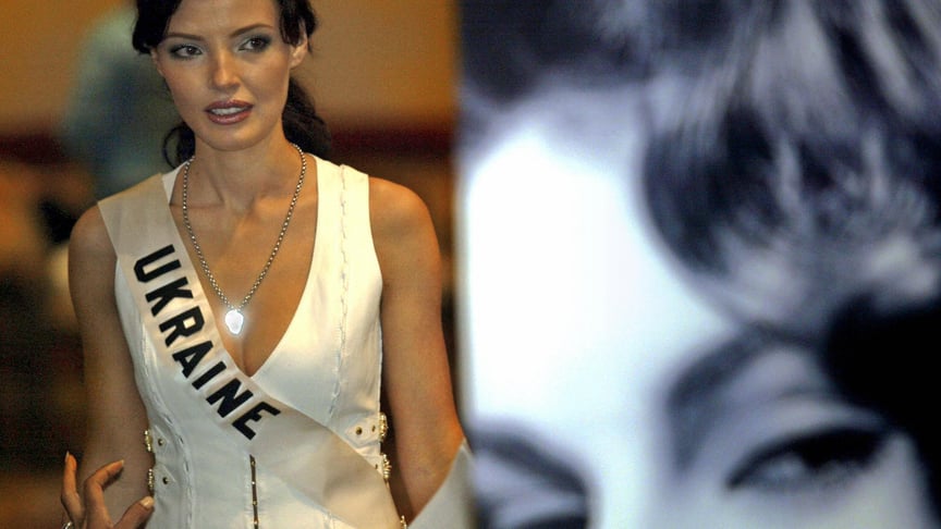 «Міс Україна» Олександра Ніколаєнко позує фотографам в Кіто, Еквадор, 31 травня 2004 року