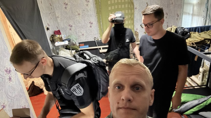 Голова правління «Центру протидії корупції» Віталій Шабунін і працівники ДБР