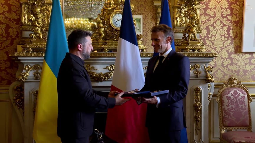 Президент України Володимир Зеленський вручає Емманюелю Макрону орден Свободи