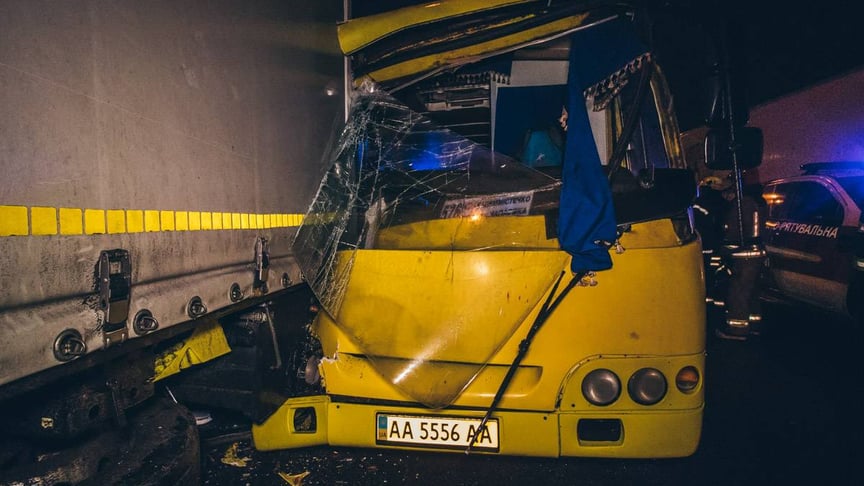 Унаслідок аварії постраждали шестеро пасажирів маршрутки, один із них у важкому стані