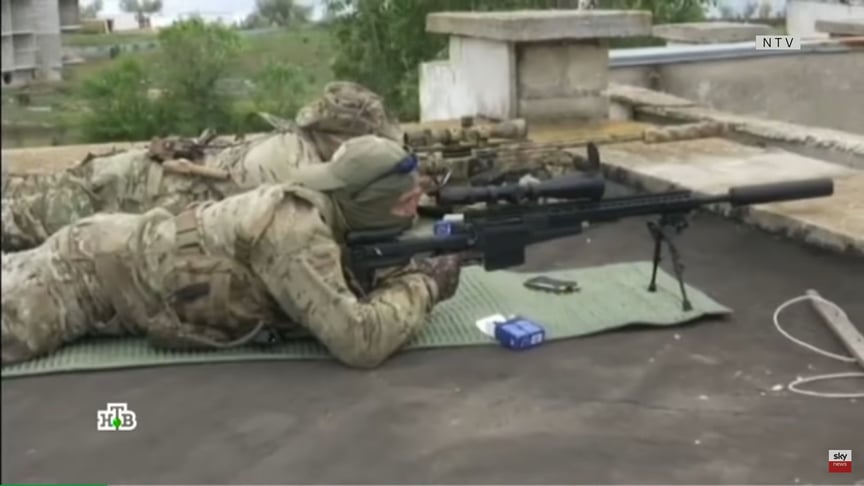 Скриншот сюжету російського телеканалу "НТВ" за 2019 рік. На ньому видно британську снайперську гвинтівку AX338