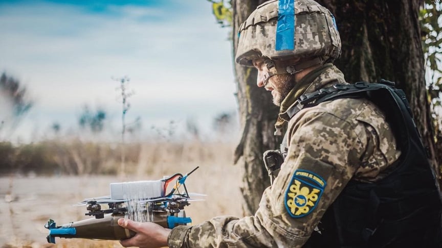 Боец 53 отдельной механизированной бригады держит беспилотник с боеприпасом. Иллюстративное фото