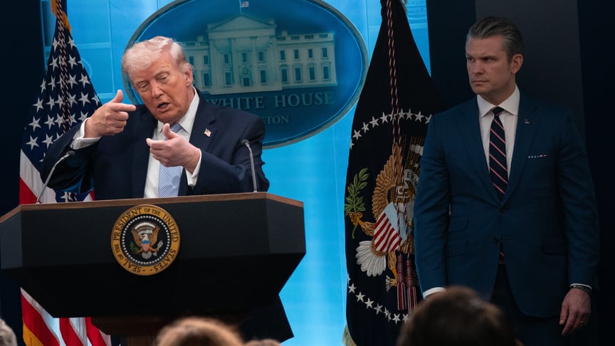 Президент США Дональд Трамп та глава Пентагону Піт Гегсет