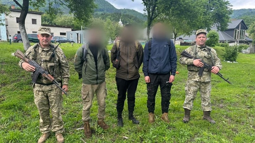 Прикордонники відшукали у високогір’ї України трьох чоловіків, які планували незаконно потрапити в Румунію