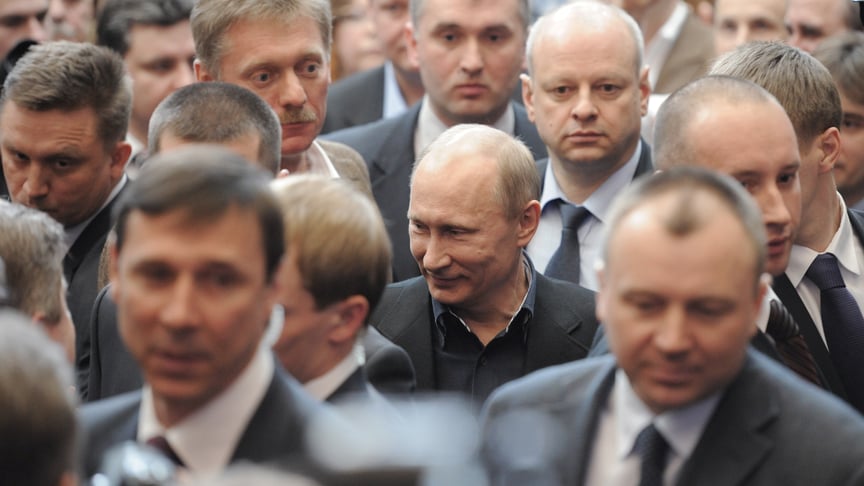Ілюстративне фото. володимир путін (у центрі) в оточенні своїх охоронців, Москва, 4 березня 2012 року