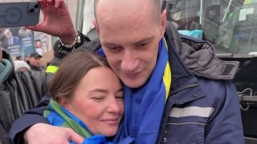 Крістіна та Олександр Кеніви розмовляють з дітьми по відеозв'язку