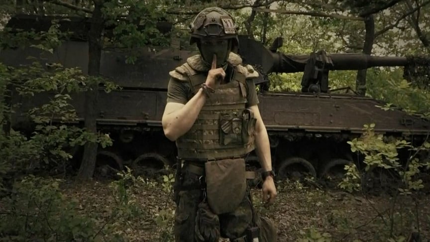 Ukrainian soldier presses his fingers to his lips, hinting that there will be no official announcement of a counteroffensive