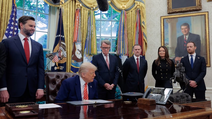 Президент США Дональд Трамп разом із віцепрезидентом Джей Ді Венс та іншими американськими високопосадовцями слухає прем’єр-міністра Великої Британії Кіра Стармера, який зв’язався телефоном