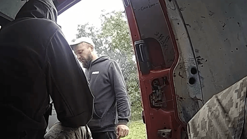 Дмитро Наход спілкується із військовослужбовцями ТЦК