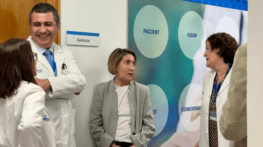 Карме — жінка, що отримала обличчя від донора, — говорить зі своїми лікарями