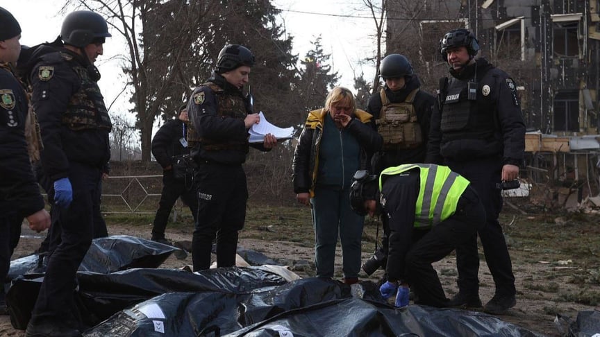Полицейские возле тел погибших в Изюме после ракетного удара россии, 4 февраля 2025 года