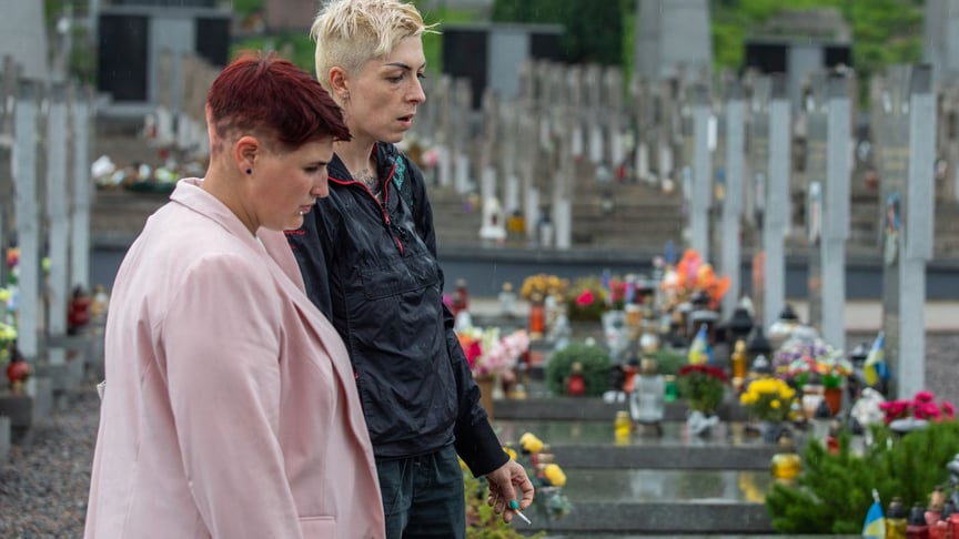 Veteran of the Russian-Ukrainian war Valeriia Burlakova and her sister-in-arms Kateryna Drapiata came to Lychakiv Cemetery, where their comrade-in-arms, singer Vasyl Slipak, is buried together with other Ukrainian servicemen