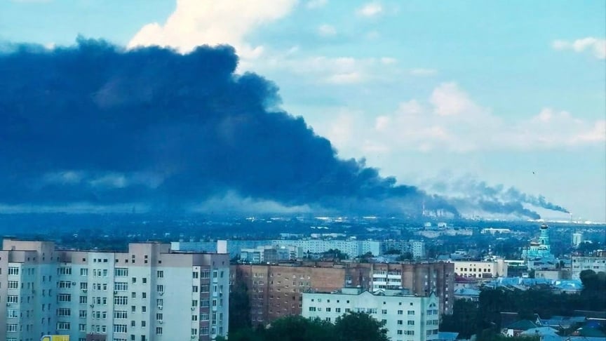 У Сизрані спалахнув нафтопереробний завод після атак безпілотників (ФОТО, ВІДЕО)