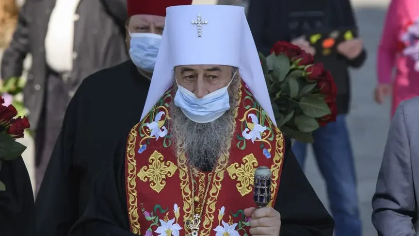 Предстоятель УПЦ МП, митрополит Онуфрий, во время возложения цветов к могиле Неизвестного солдата в парке Вечной Славы в Киеве, 9 мая 2020 года