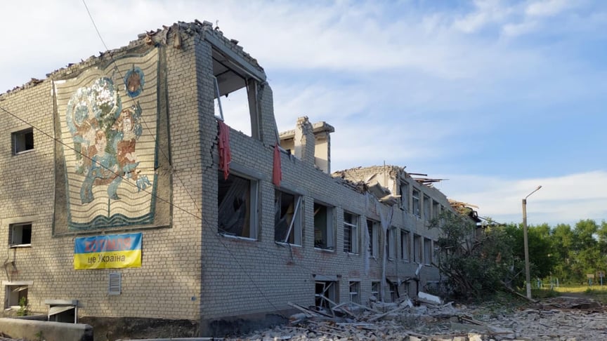 Внаслідок російського обстрілу у селі Хотімля пошкоджено навчальний заклад