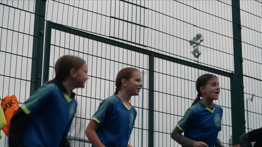 «Йшла в українській формі з тренування, чую — щось жужить. Підіймаю голову, а там дрон» — 11-річна Марія-Анна про життя в Херсоні