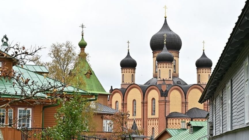 Пюхтицький Успенський монастир, що підпорядковується московському патріарху, у селі Куремяе