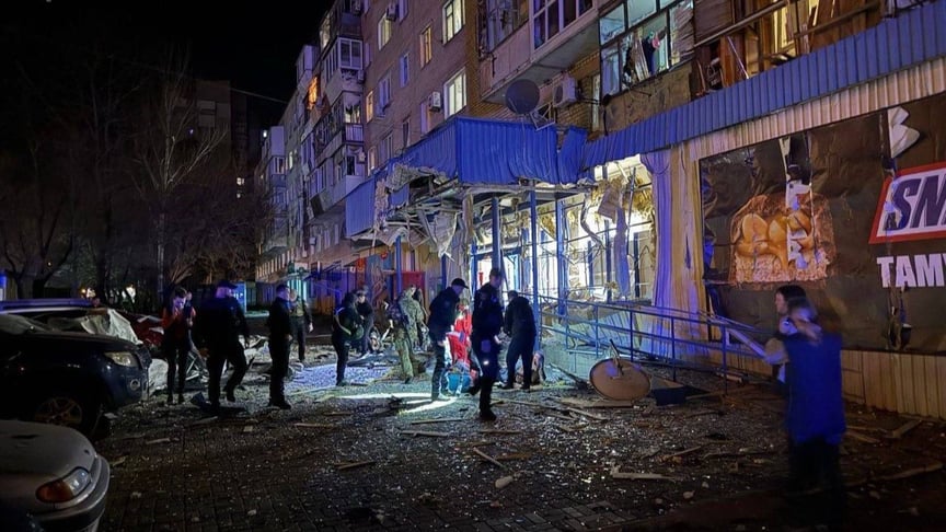 Магазин на першому поверсі будинку, який зазнав пошкоджень унаслідок російського удару