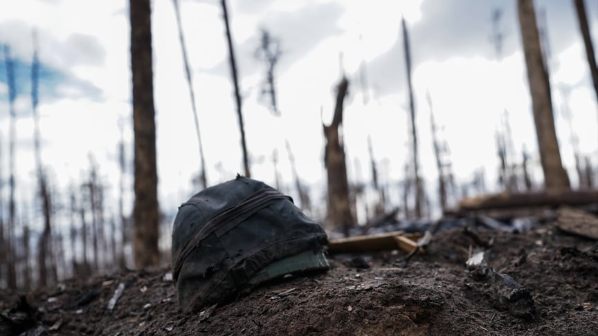 Армійська каска російського солдата лежить біля окопу в Серебрянському лісі на відбитих українськими військовими позиціях в Луганській області,16 листопада 2023 року,