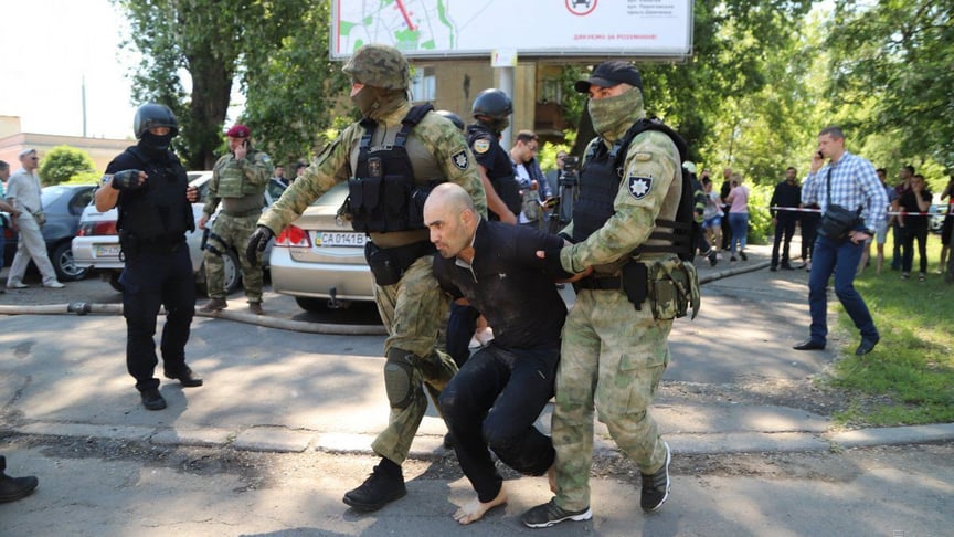 Затримання ув'язнених біля Південної виправної колонії загального режиму № 51 в Одесі, 27 травня 2019 року. В одеській колонії розпочався бунт