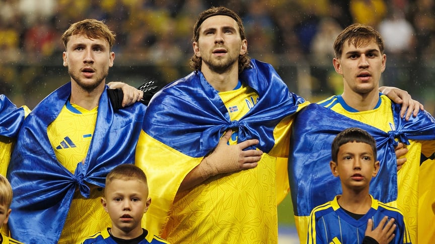 Гравці української збірної співають гімн перед матчем між Україною та Ісландією, 16 листопада 2025 року