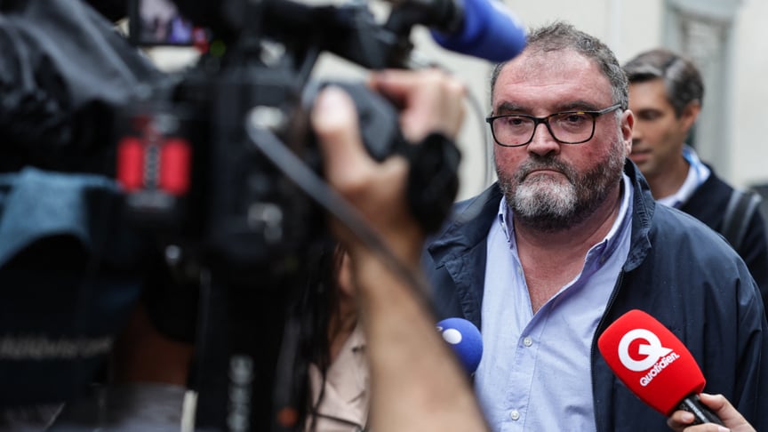 Колишній французький анестезіолог Фредерік Пеш'є спілкується з пресою після прибуття до будівлі суду у французькому Безансоні, 8 вересня 2025 року Колишній французький анестезіолог Фредерік Пеш'є спілкується з пресою після прибуття до будівлі суду у французькому Безансоні, 8 вересня 2025 року