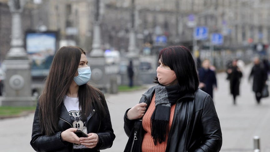 Перехожі в респіраторних масках в Києві, 19 квітня 2021 року