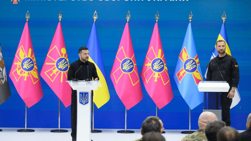 Президент України Володимир Зеленський поруч із новопризначеним міністром оборони Євгенієм Хмарою
