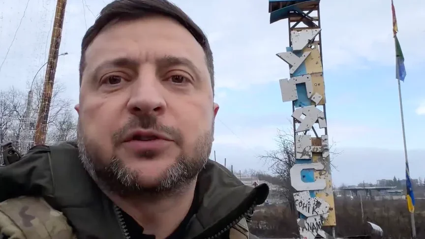 Президент України Володимир Зеленський біля стели на в'їзді в Куп'янськ