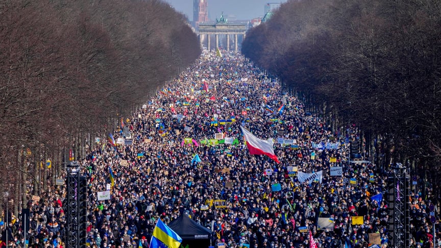 Примерно 100 тысяч человек на акции против Путина в Берлине, 27 февраля 2022 года