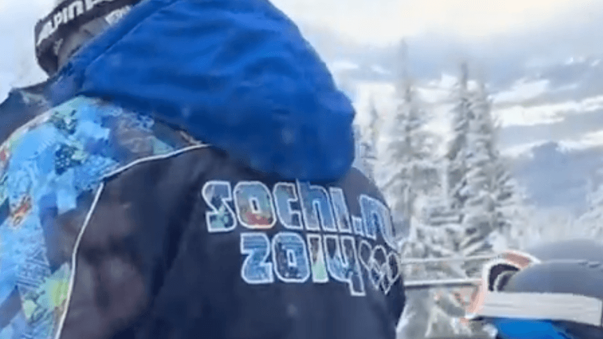 Чоловік у Буковелі в куртці з написом Sochi.ru 2014 Чоловік у Буковелі в куртці з написом Sochi.ru 2014