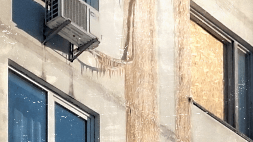 Обмерзлий кондиціонер. Вода натекла зсередини будинку