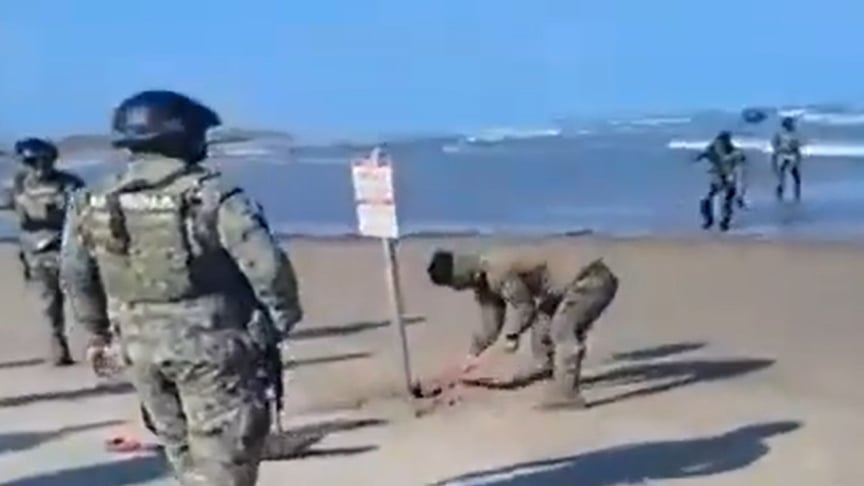 Мексиканські військові прибирають із пляжу Мексики таблички, що позначають територію Пентагону Мексиканські військові прибирають із пляжу Мексики таблички, що позначають територію Пентагону