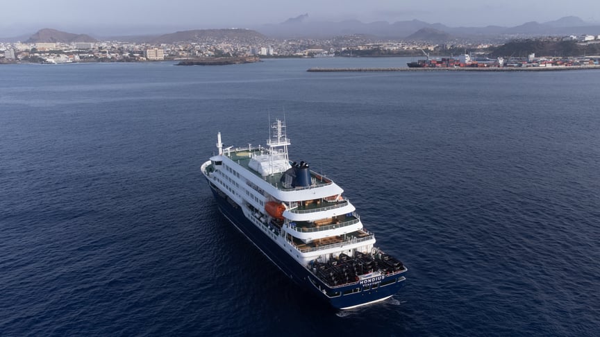 Круїзний лайнер MV Hondius біля порту Праї, столиці Кабо-Верде, 5 травня 2026 року