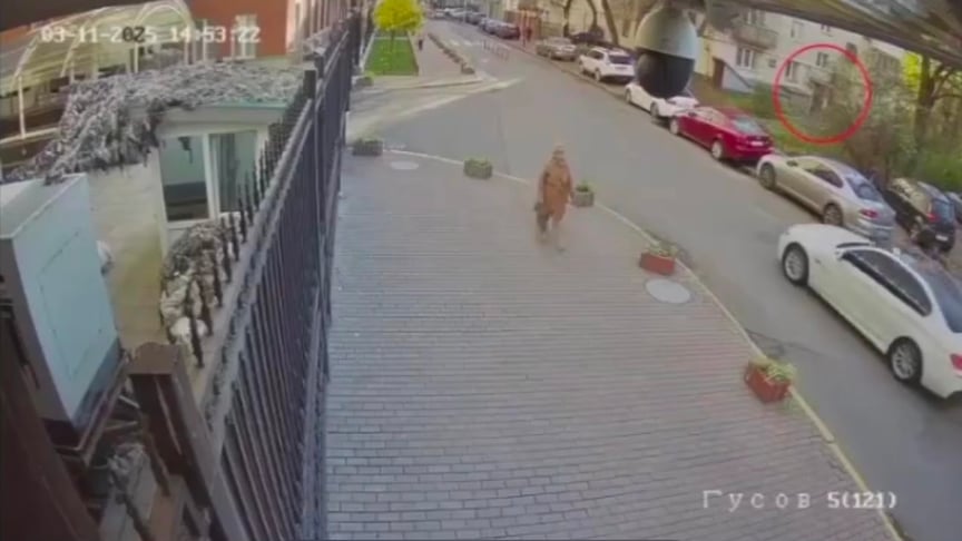 Скриншот відео, на якому невідомий нібито забирає камери спостереження, встановлені навпроти будівлі Офісу генпрокурора Скриншот відео, на якому невідомий нібито забирає камери спостереження, встановлені навпроти будівлі Офісу генпрокурора