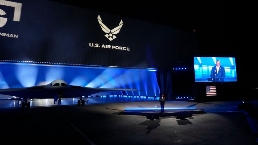 Міністр оборони США Ллойд Остін представляє новий бомбардувальний B-21 Raider на заводі корпорації Northrop Grumman в Каліфорнії, 2 грудня 2022 року