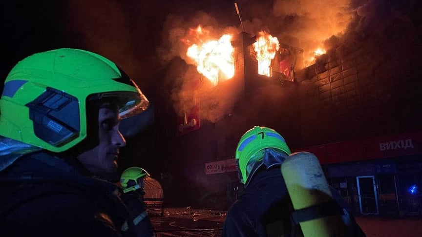 Спасатели тушат пожар в Одессе, вызванный российскими обстрелами, 14 августа 2023 года