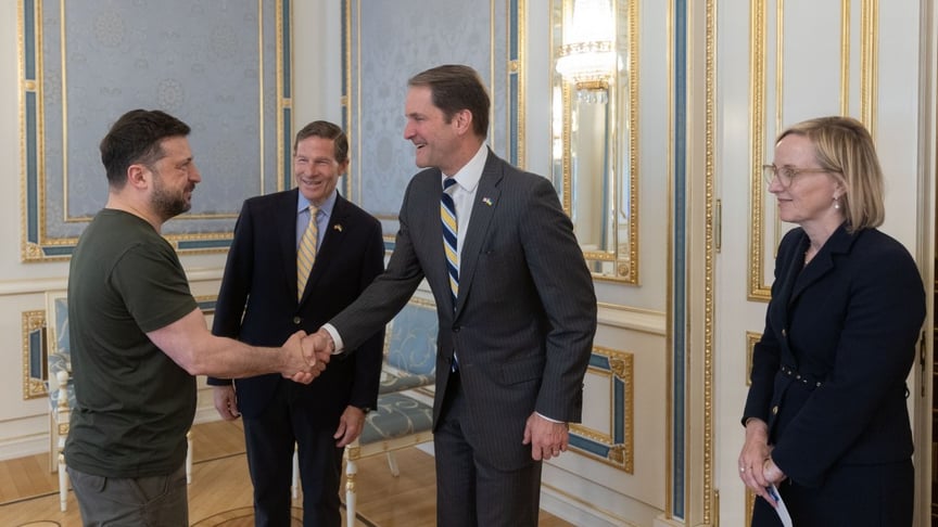 Сенатор США Річард Блюменталь та член Палати представників Джим Гаймс під час зустрічі з президентом України Володимиром Зеленським