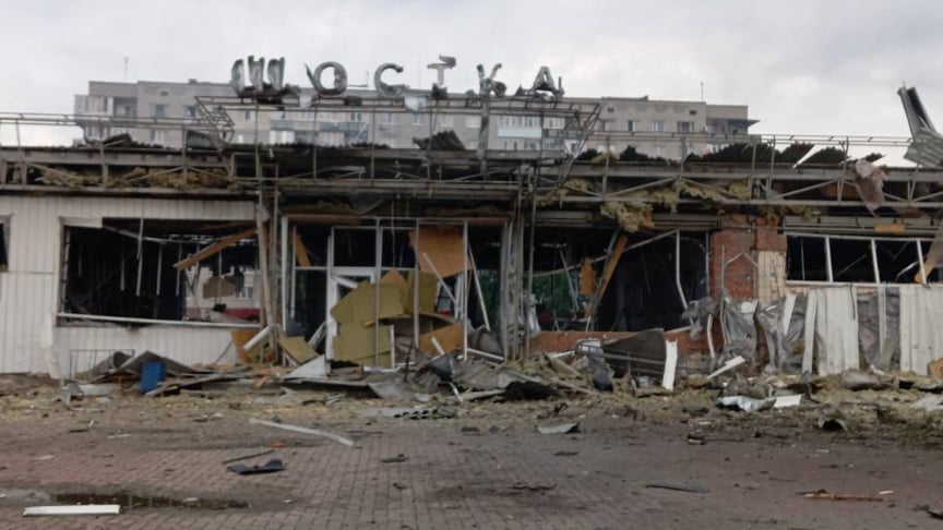 «Типовий “центр прийняття рішень”». росіяни «шахедами» знищили вокзал у Шостці на Сумщині