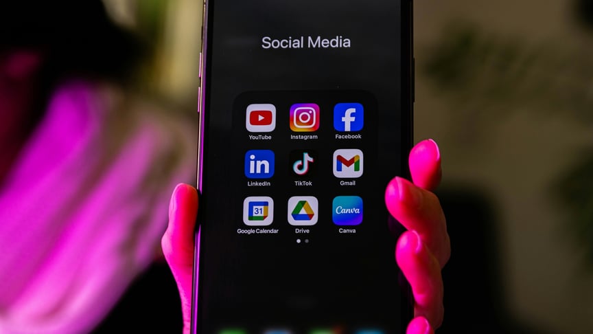 Ілюстративні фото. Смартфон, на дисплеї якого видно ярлики застосунків TikTok, Instagram та Facebook