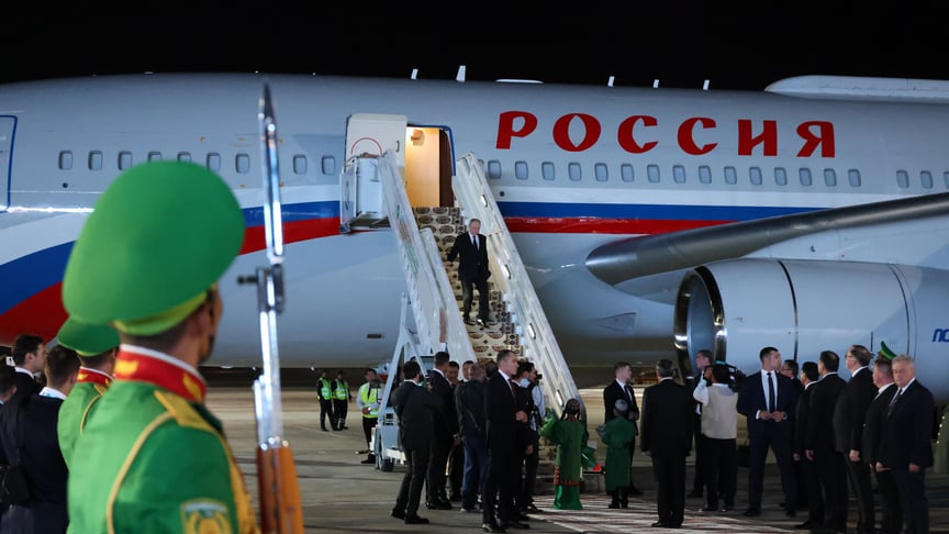 російський лідер володимир путін прибуває до Туркменістану на президентському борті