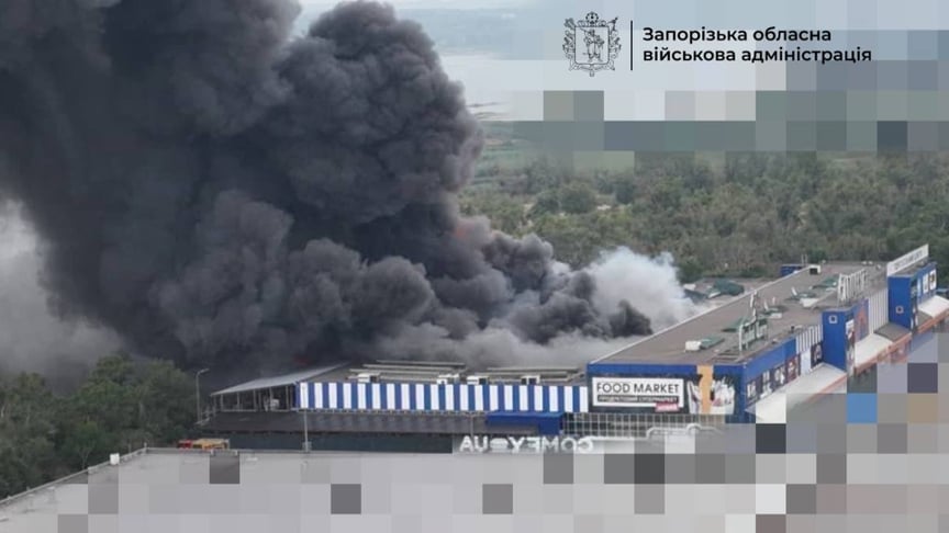 Торговый центр «Эпицентр» в Запорожье горит после российского удара