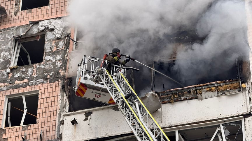 Спасатели ликвидируют последствия российской атаки в Запорожье 17 декабря