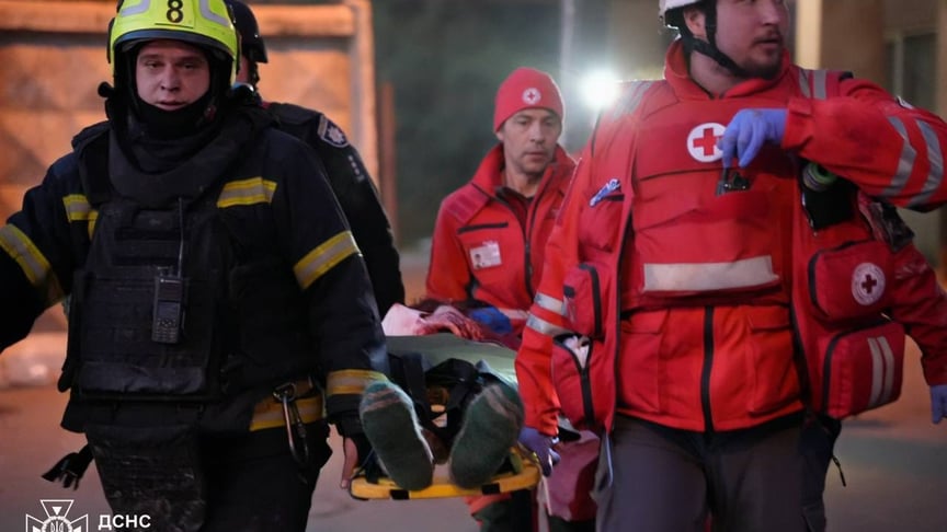 Рятувальники надають допомогу людині, постраждалій унаслідок російської атаки по Одесі, 16 квітня 2026 року Рятувальники надають допомогу людині, постраждалій унаслідок російської атаки по Одесі, 16 квітня 2026 року