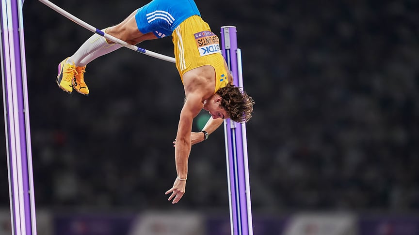 Арман Дюплантіс виконує стрибок на Чемпіонаті світу в Токіо, 15 вересня 2025 року