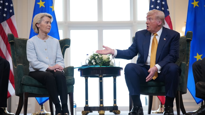 Президентка Європейської комісії Урсула фон дер Ляєн з президентом США Дональдом Трампом, 27 липня 2025 року
